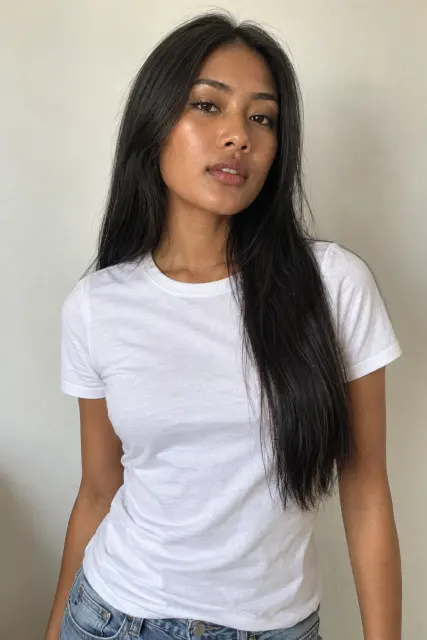 Model Dewi, perempuan, foto setengah badan dengan cahaya alami