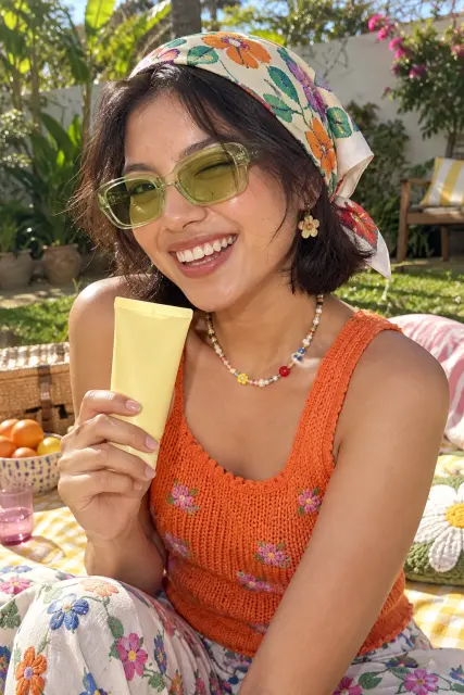 Contoh foto produk skincare & kecantikan, gaya luar ruangan: Garden sunscreen tube