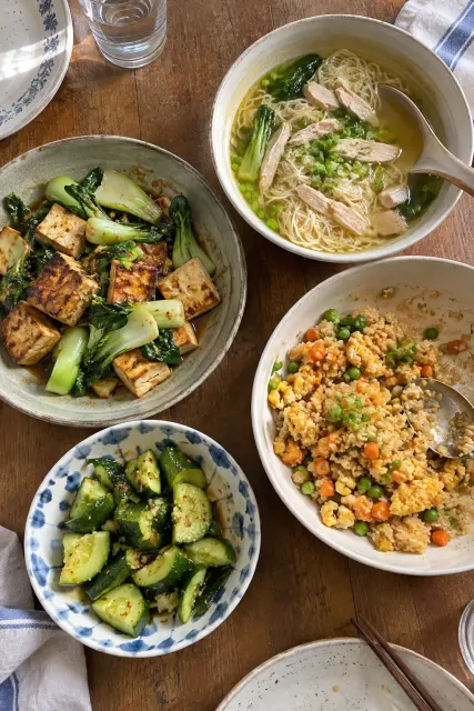 Contoh foto produk makanan & minuman, gaya dalam ruangan: Asian family lunch