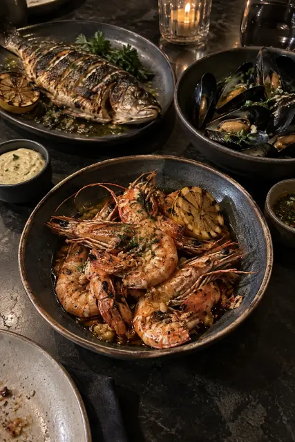 Contoh foto produk makanan & minuman, gaya dalam ruangan: Dark-table seafood spread
