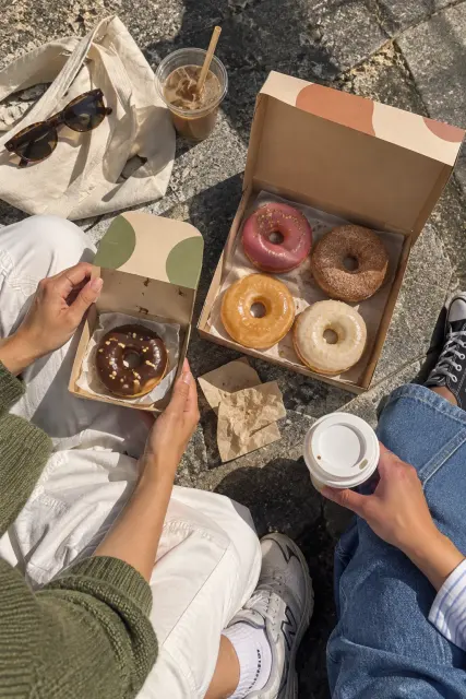 Contoh foto produk makanan & minuman, gaya luar ruangan: Street-side doughnut boxes