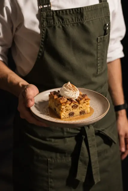 Contoh foto produk makanan & minuman, gaya dalam ruangan: Server-presented bread pudding