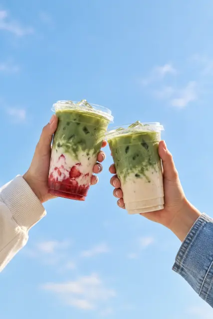 Contoh foto produk makanan & minuman, gaya luar ruangan: Matcha toast against the sky