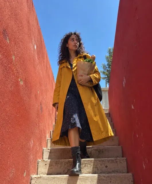 Contoh foto produk fashion, gaya luar ruangan: Red architectural coat